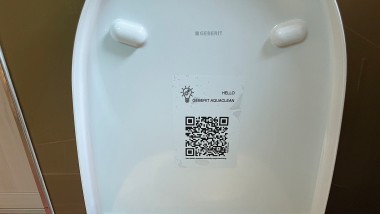 Mittels im WC-Deckel angebrachtem QR-Code gelangt man in einfachen Schritten der Geräteregistrierung mit Garantieverlängerung und vielen hilfreichen Informationen. (c) Irma Fabjan