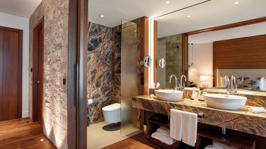Hotelzimmer mit einem Geberit AquaClean Dusch-WC